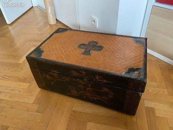 Coffre en bois laqué