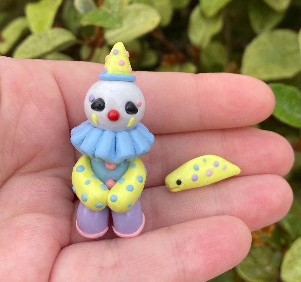 Figurine faite main de clown assis