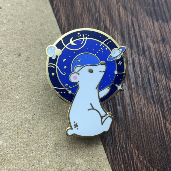 Pins d&#39;Ours Polaire qui comtemple le ciel nocture || badge émaillé doré d&#39;animal
