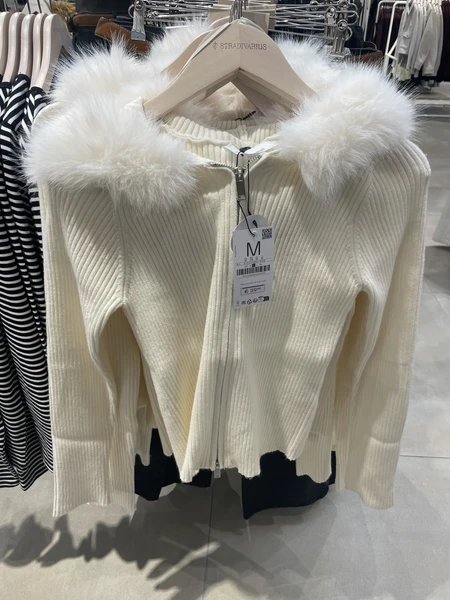  Gilet en maille a capuche fausse fourrure