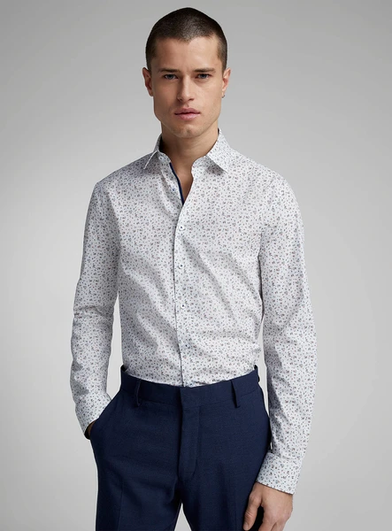 La chemise pointillée à fleurs