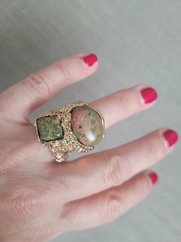 Anillo dorado y piedras. Bimba y Lola