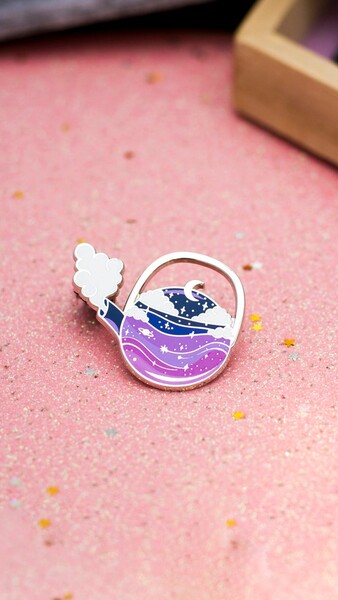 Épingle en émail magique de théière, épinglette galaxie, épingle kawaii mignonne, cadeau d’amateur de thé, épingle en émail de lune, épingle en veste en denim, épingle en émail esthétique