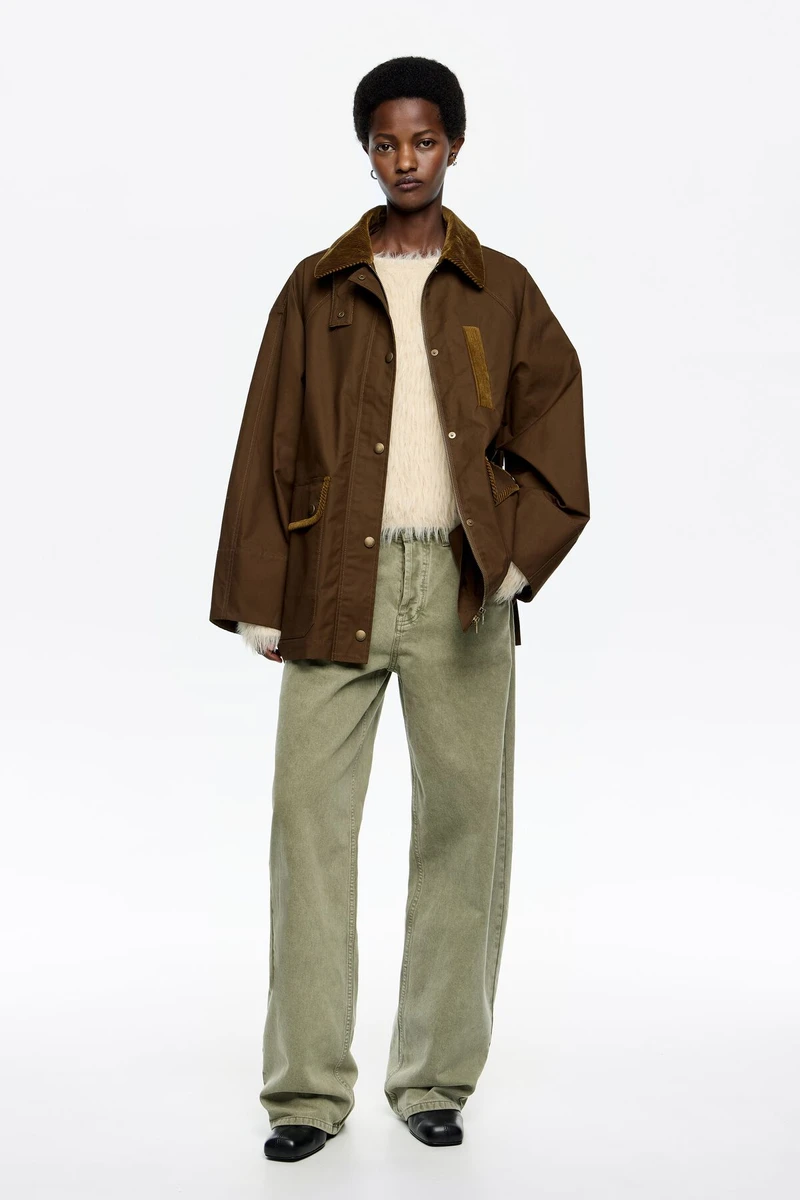 Trench court contrastes velours côtelé vert olive foncé
