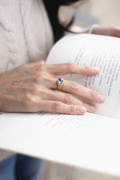 Chevalière en or jaune 18 carats et spinelle bleue – Années 1960 - Bleu Atelier