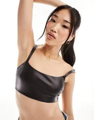 Bershka - Brassière en imitation cuir - Noir