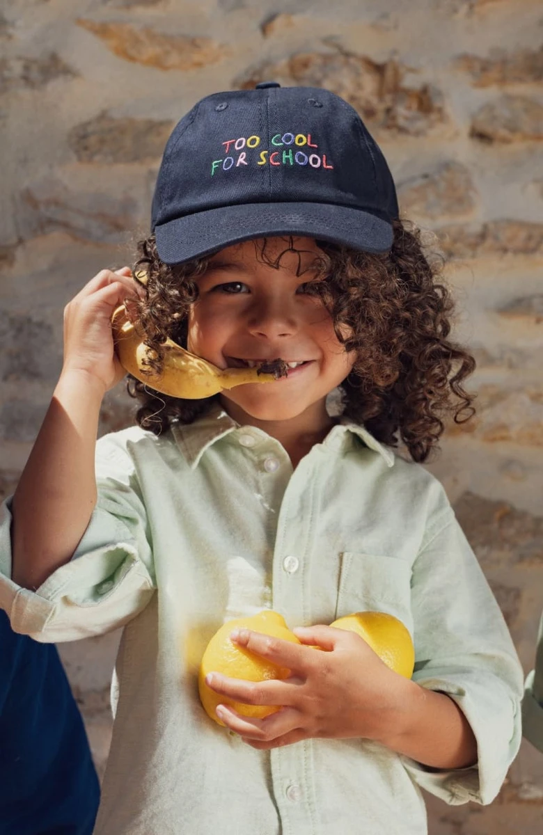 Casquette Too Cool For School Affaire de famille – Casquette Coton Brodée, Design Ludique, Taille Ajustable pour Enfants