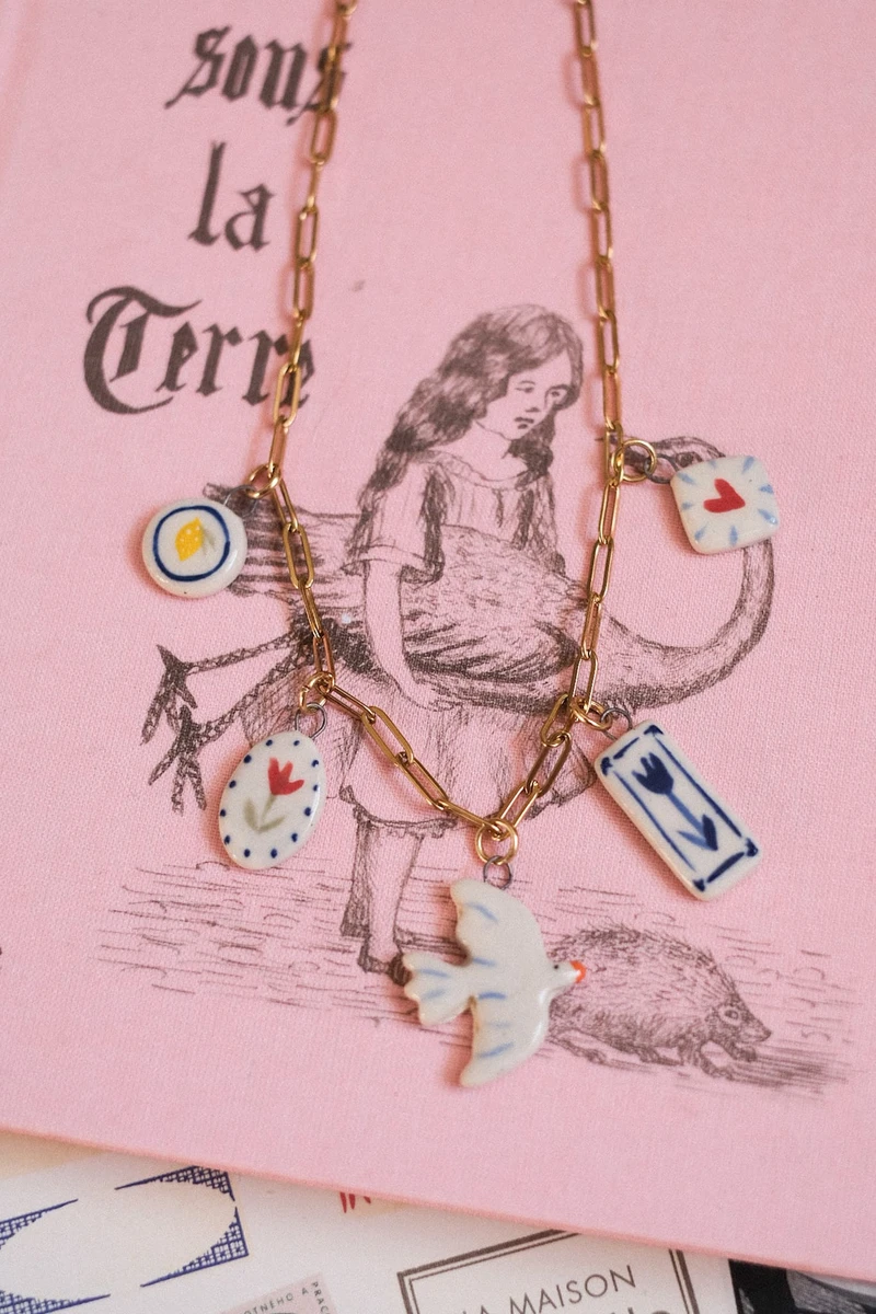 Collier à breloques en céramique artisanale