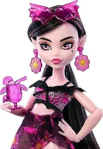 Monster High Scare-adise Island Draculaura Poupée avec maillot de bain, sarong et accessoires de plage tels que chapeau, protection solaire et sac de transport