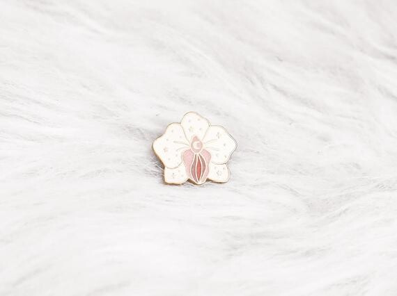 Pin&#39;s ORCHIDÉE FÉMININ SACRÉ - paillettes céleste - vulve - witchy - glitter pins - corps de la femme sorcière - amour - lune