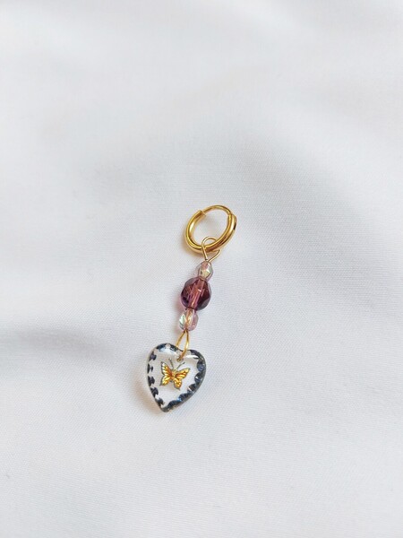 Monoboucle vintage upcyclée upcycling avec pendentif en verre papillon et perles violettes