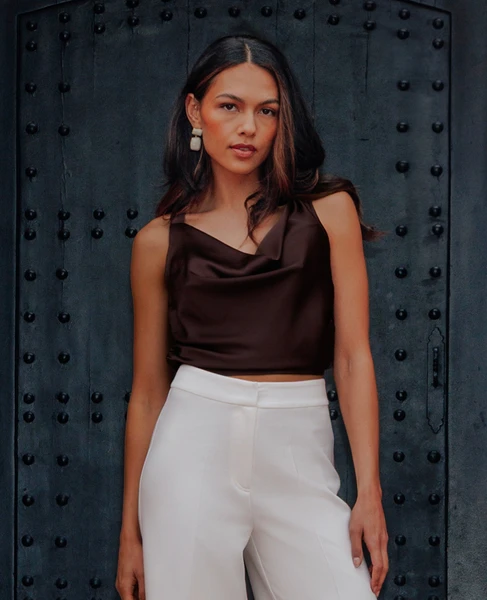 Top en satin col bénitier bretelles croisées dos