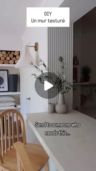 Hellø Blogzine sur Instagram: "On adore cette manière économique et facile de créer un mur texturé. @clairedouglasstyling a eu la bonne idée d’utiliser du MDF strié pour apporter de la personnalité à ses murs. Vous aussi partagez vos DIY, vos avant-après et vos astuces avec nous. Il suffit de nous taguer @helloblogzine et d’ajouter le #bienvenuechezmoi On repost tous les dimanches soirs.
© 🎥 Crédit vidéo @clairedouglasstyling
.
.
.
#murtexture #texturedwell #fluttedwall #fluttedwallpanel #diyhome #diyonabudgetproject"