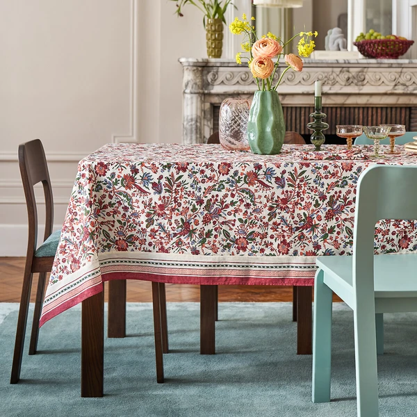 Une jolie nappe d'au moins 300cm de long