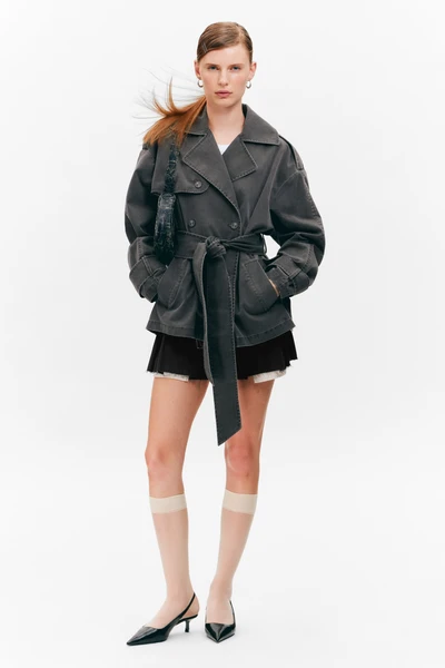 TRENCH-COAT COURT À DOUBLE BOUTONNAGE ET EFFET DÉLAVÉ