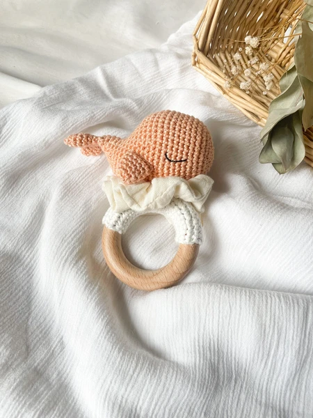 Hochet baleine au crochet - Anneau de dentition en bois - Cadeau de naissance original - Décoration chambre enfant