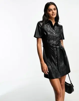Stradivarius - Robe chemise en similicuir - Noir  | ASOS