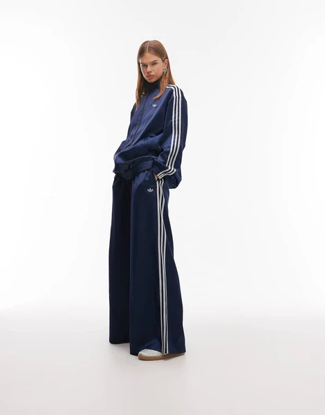 Exclusivité ASOS - adidas Originals - Survêtement en satin pailleté - Bleu marine | ASOS