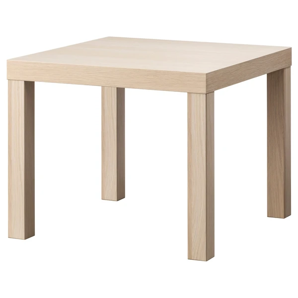 LACK Table d'appoint - effet chêne blanchi 55x55 cm - Au milieu de sa chambre avec des jeux dessus 