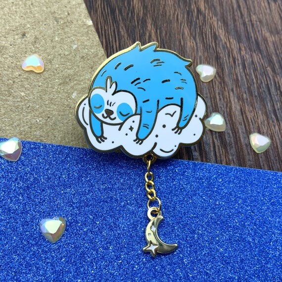 Pins de paresseux sur un petit nuage || badge émaillé doré d&#39;animal