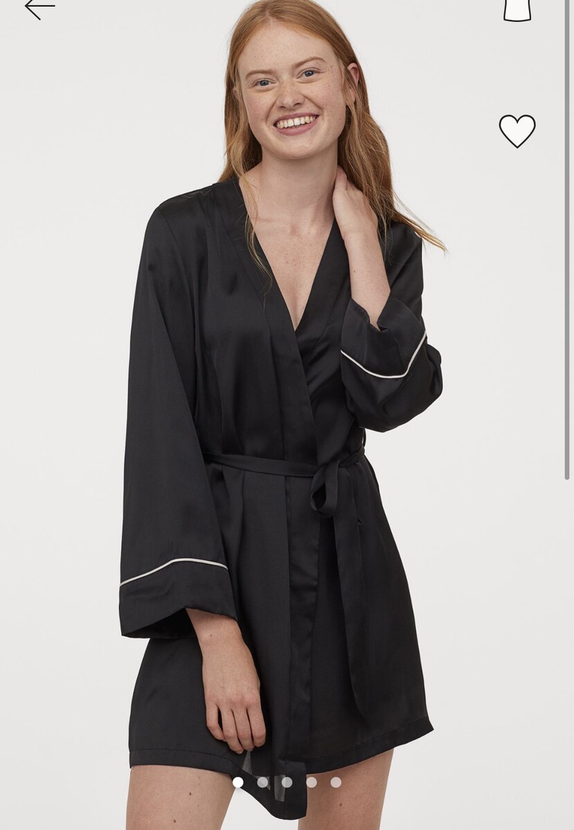 Robe de chambre en satin doux et fluide.