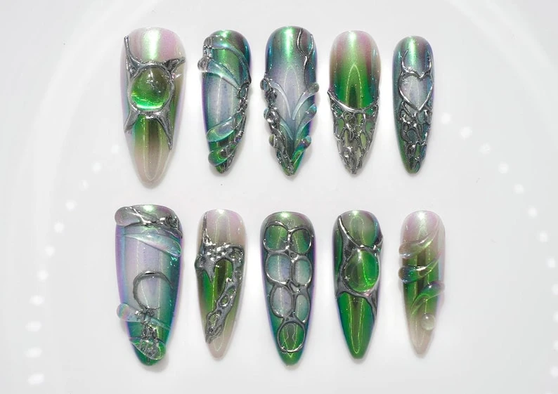 Clous chromés Armor | Stylet amande avec dégradé de vert métallique et chaînes en argent cyberpunk | Ongles pressés avant-gardistes