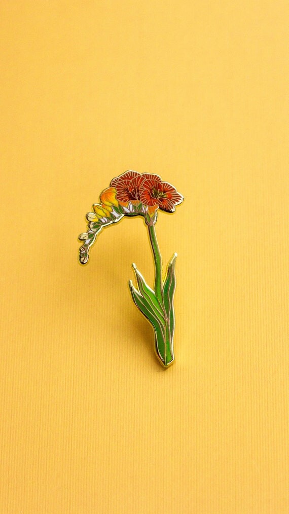 Épingle en émail Freesia, Cadeau Freesia, Épingle pour amoureux des fleurs, Badge Freesia, Épingle à broche Freesia, Accessoire botanique, Épingle à sac à dos