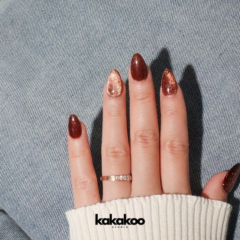 Ongles courts bruns à clipser oeil de chat : ongles en gel personnalisés