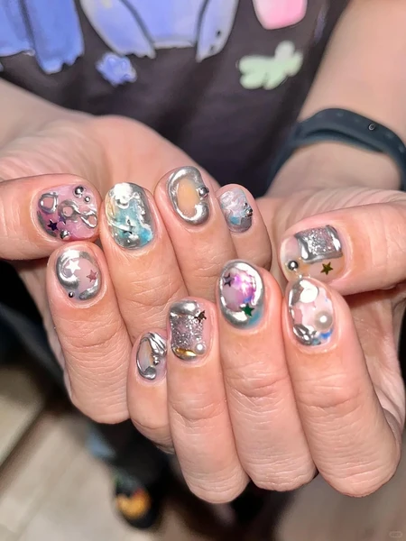 Ongles abstraits colorés, ongles uniques, ongles étoiles à paillettes brillantes, ongles métalliques 3D argentés, ongles de vacances