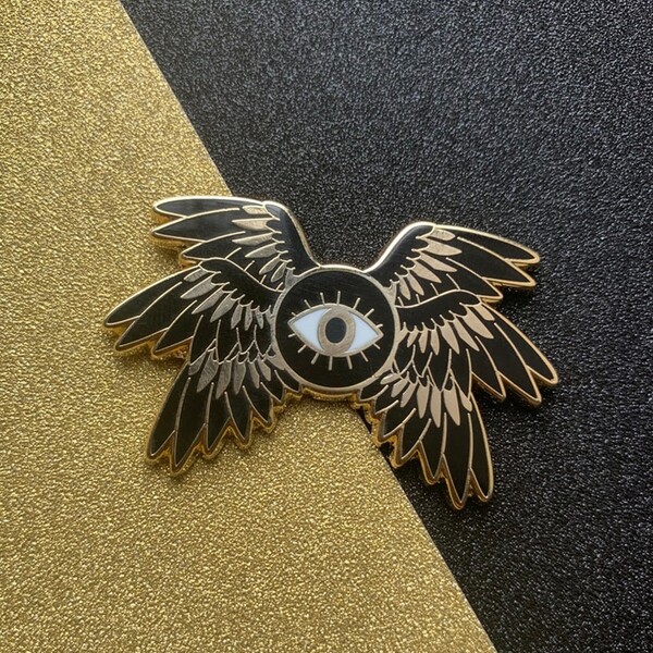 Broche en émail dur avec ailes d'horus Seraph, Badge d'ange du trône de fer, collier à revers pour sac à dos, accessoires de bijoux de fête