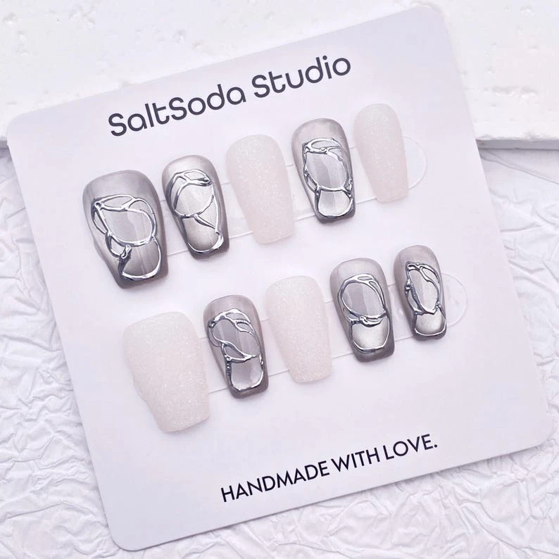 Ongles à presser en métal faits main : oeil de chat argenté, blanc mat, carré moyen