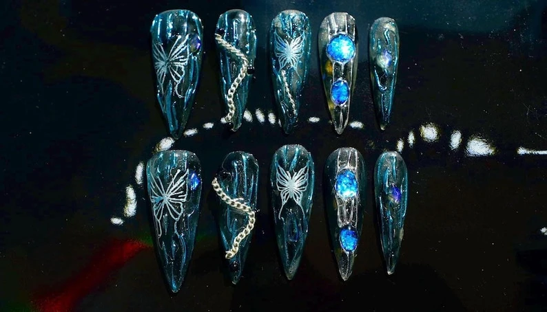 Presse faite main personnalisée sur les ongles | Conception de chaîne papillon bleu | Ongles stylet cyberpunk métallisé galaxie gothique | Conception