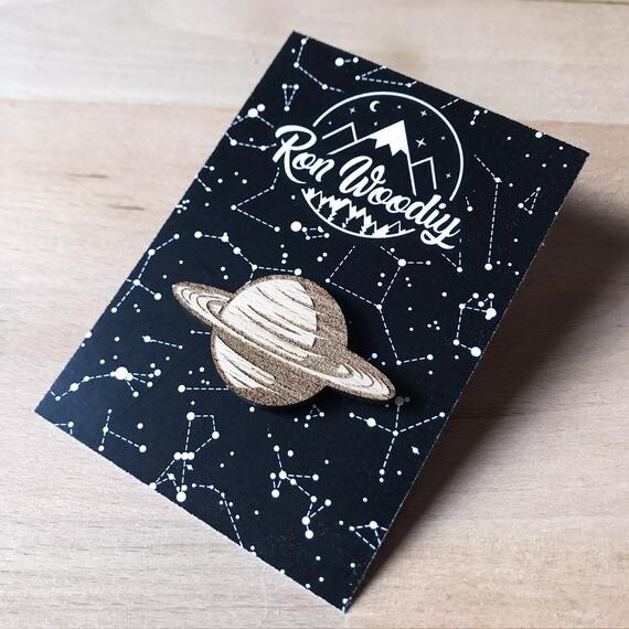 Pin&#39;s Planète en bois / 46 x 25 mm / Engraved wood badge / Astronomie & Espace