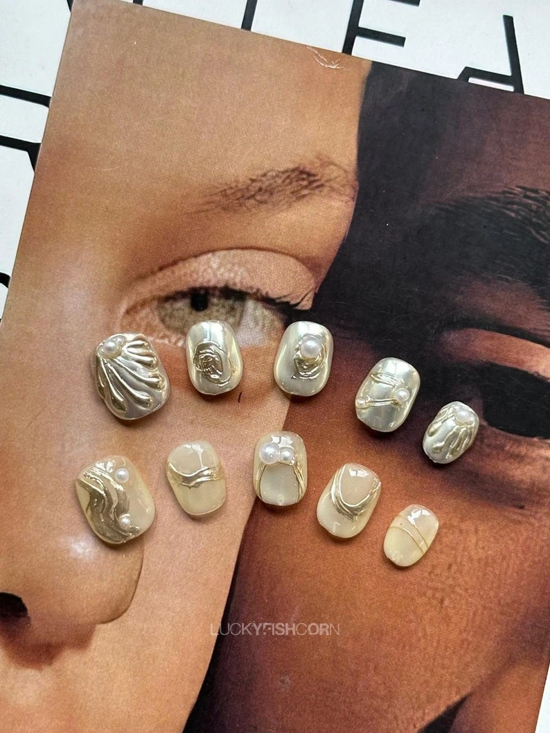 Ongles chromés dorés 3D, ongles courts, ongles chromés 3D, ongles coquillage, ongles nacrés, ongles dorés, ongles d'anniversaire, ongles y2k, ongles