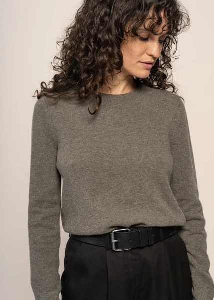 Pull en laine mérinos recyclée | kaki "light merino wool crew - dusty olive" Colorful Standard