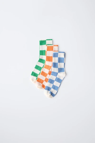 LOT DE TROIS PAIRES DE CHAUSSETTES LONGUES À CARREAUX DAMIER