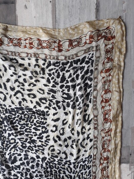 Foulard motif léopard en soie