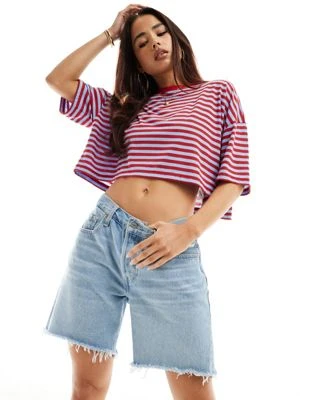 Wednesday's Girl - T-shirt crop top coupe carrée à fines rayures - Bleu/rouge