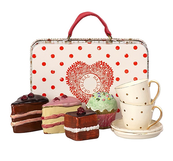 Valisette avec son lot de tasses et ses gâteaux Maileg