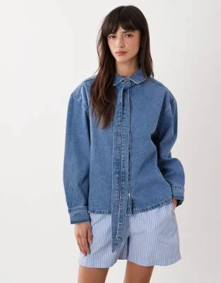 Miss Selfridge - Chemise en jean à manches longues et détail nœud
