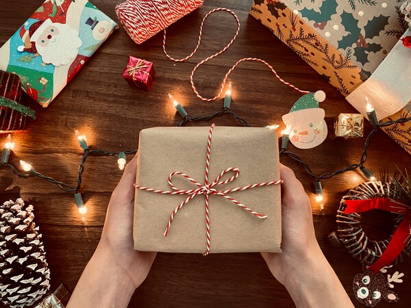 Bon cadeau (vêtements, jouets, ... ) 