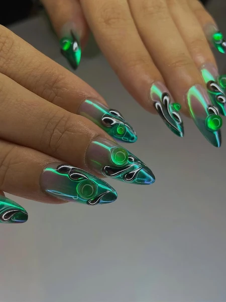 Ongles longs vert néon en amande | Faux ongles holographiques verts et noirs | Nail Art vert phosphorescent phosphorescent | Faux ongles cyber chic |
