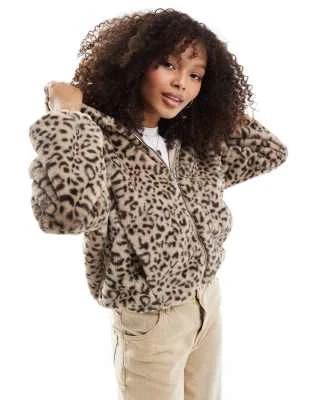 Bershka - Veste en fausse fourrure à capuche - Imprimé léopard | ASOS