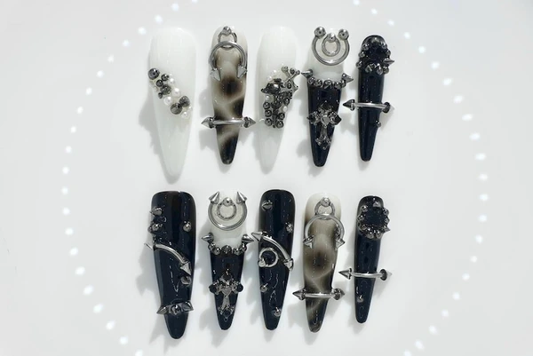 Presse-ongles chromé fait main | Piercing gothique personnalisé | Ongles longs stylets | Art métallique noir blanc | Ongles tendance luxe