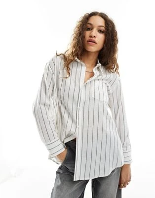 Reclaimed Vintage - Chemise asymétrique enveloppante à fines rayures - Noir et blanc | ASOS