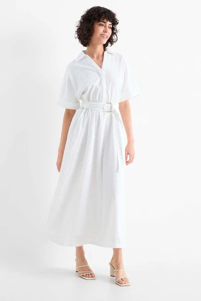 Robe-chemise avec encolure en V et ceinture - broderie anglaise