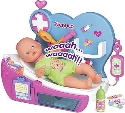 Nenuco - Ma première visite médicale, kit de soin pour ta poupée Nenuco avec detecteur de pleurs, inclus plusieurs accessoires de soins, lit médical