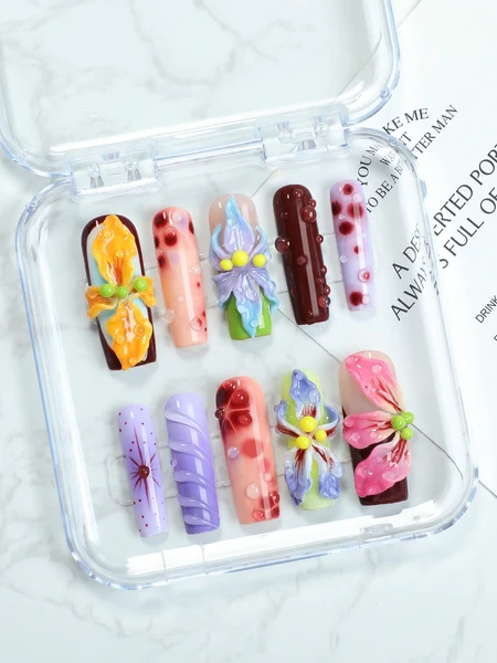 10 pièces d'ongles longs en forme de cercueil faits à la main, avec imprimé floral, gouttes d'eau et motifs colorés riches. Décorations florales et style de jardin luxuriant et créatif, idéal pour les femmes et les filles pour le printemps, l'été, les voyages, le camping, les fêtes et le port quotidien