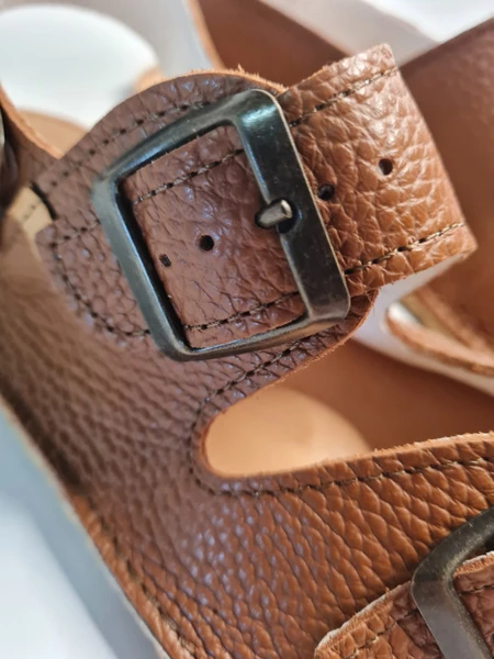 Sandales trois boucles caramel