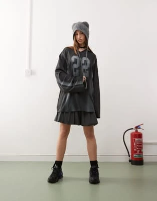Weekday - Disa - T-shirt oversize à manches longues et col V en nylon avec imprimé style sport